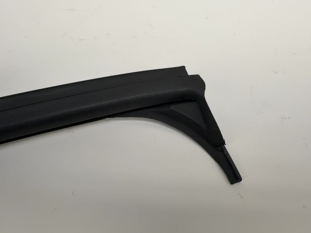 2023-2024 Tesla Model Y Rear Right Quarter Glass Weather Strip 1497714-00-D - photo 2