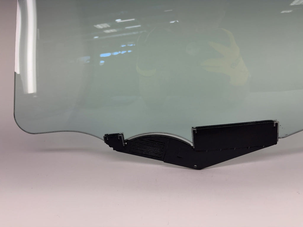 2022-2023 Tesla Model Y Front Left Door Glass Laminated 1582616-00-B - photo 2