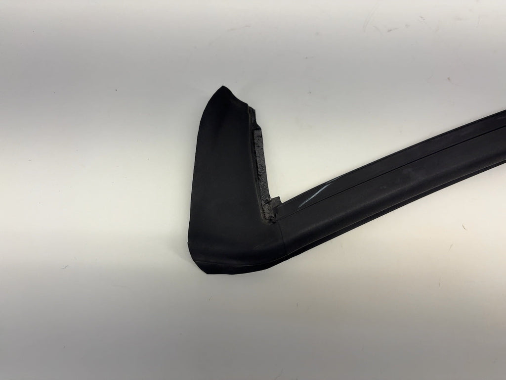 2023-2024 Tesla Model Y Rear Right Quarter Glass Weather Strip 1497714-00-D - photo 3
