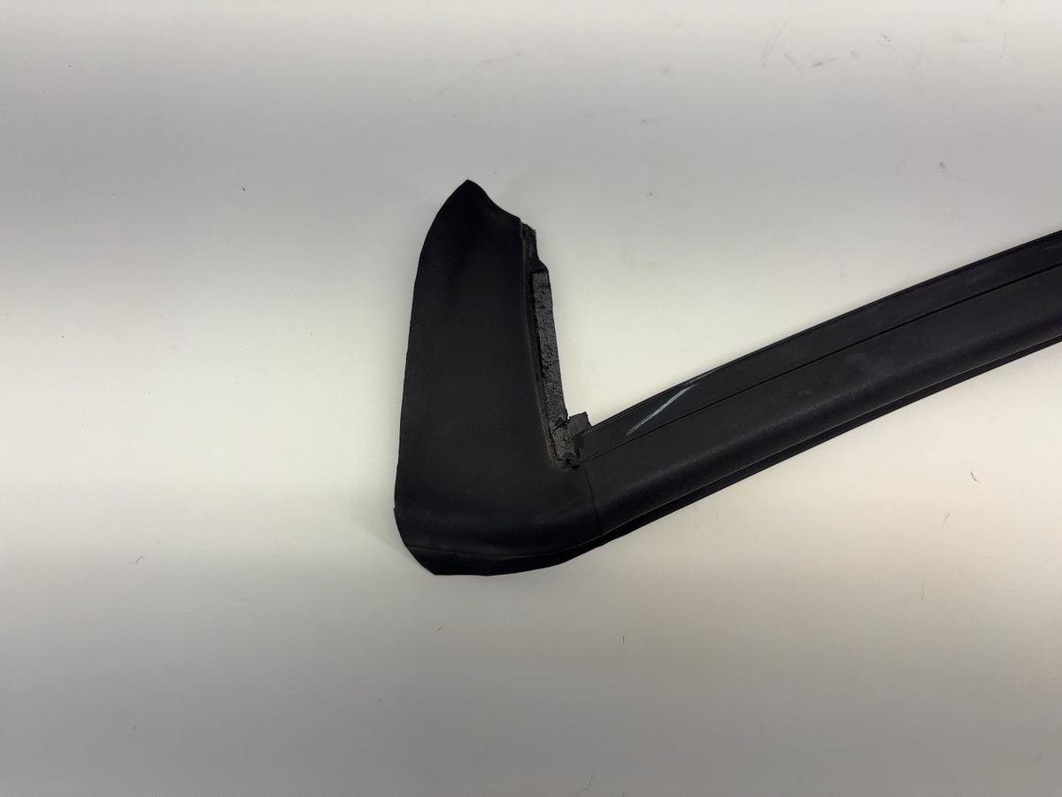 2023-2024 Tesla Model Y Rear Right Quarter Glass Weather Strip 1497714-00-D - photo 3