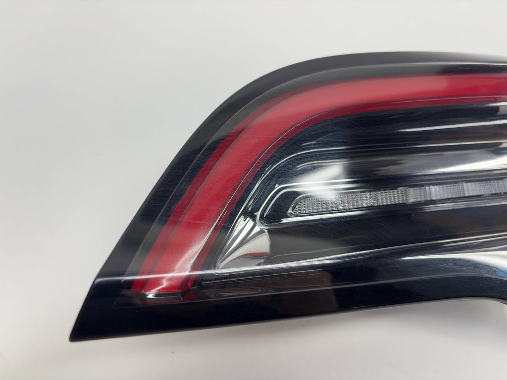 2023 Tesla Model Y Right Tail Lamp Trunk Mounted Global 1502089-00-B - photo 3