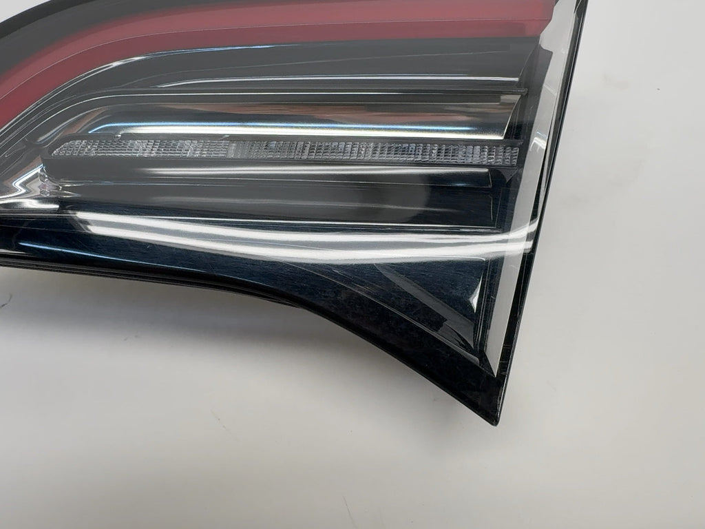 2023 Tesla Model Y Right Tail Lamp Trunk Mounted Global 1502089-00-B - photo 4